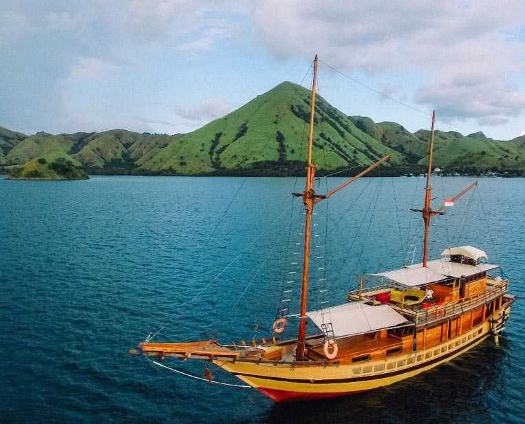 4-cabins-charter-Komodo