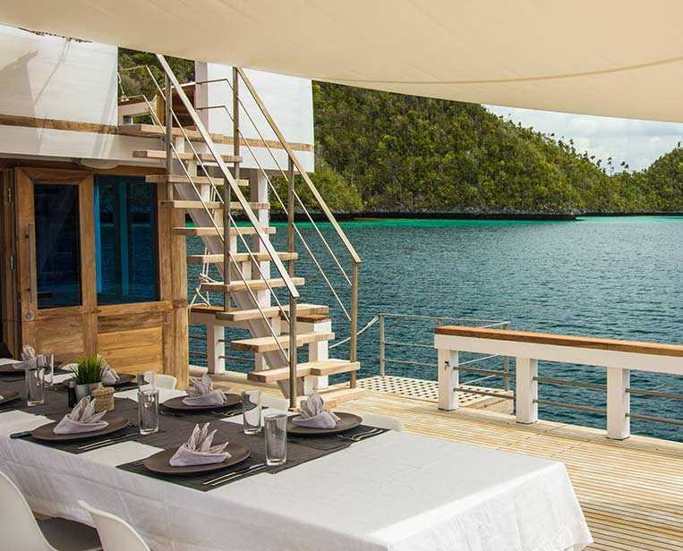 Outdoor-Dining-area-on-the-main-deck