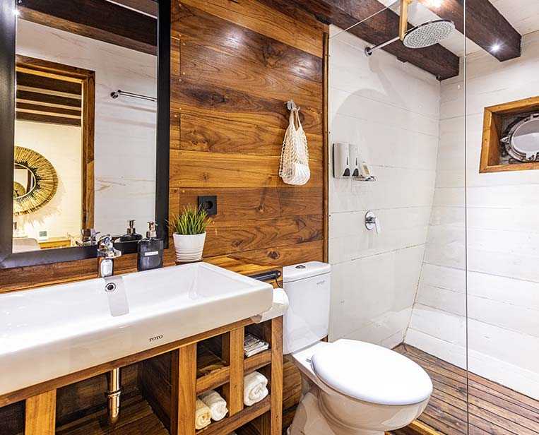 Spacious-and-fully-equipped-bathroom