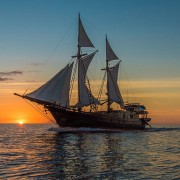 Drone-diving-liveaboard-at-sunset thumbnail